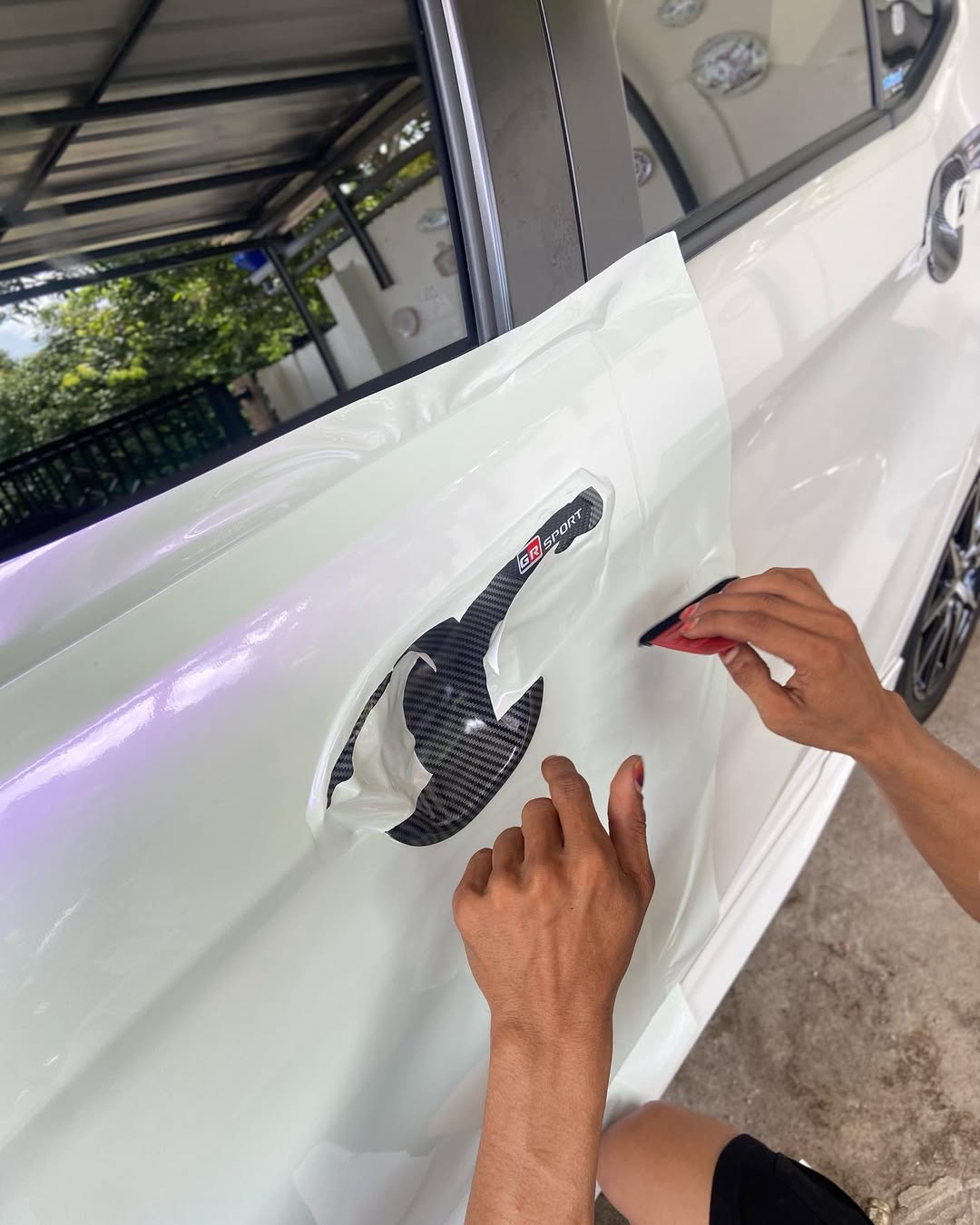 Ravoony Plus PET Glossy White to Purple Vinyl Car Wrap review Nova Iris Finishes 01