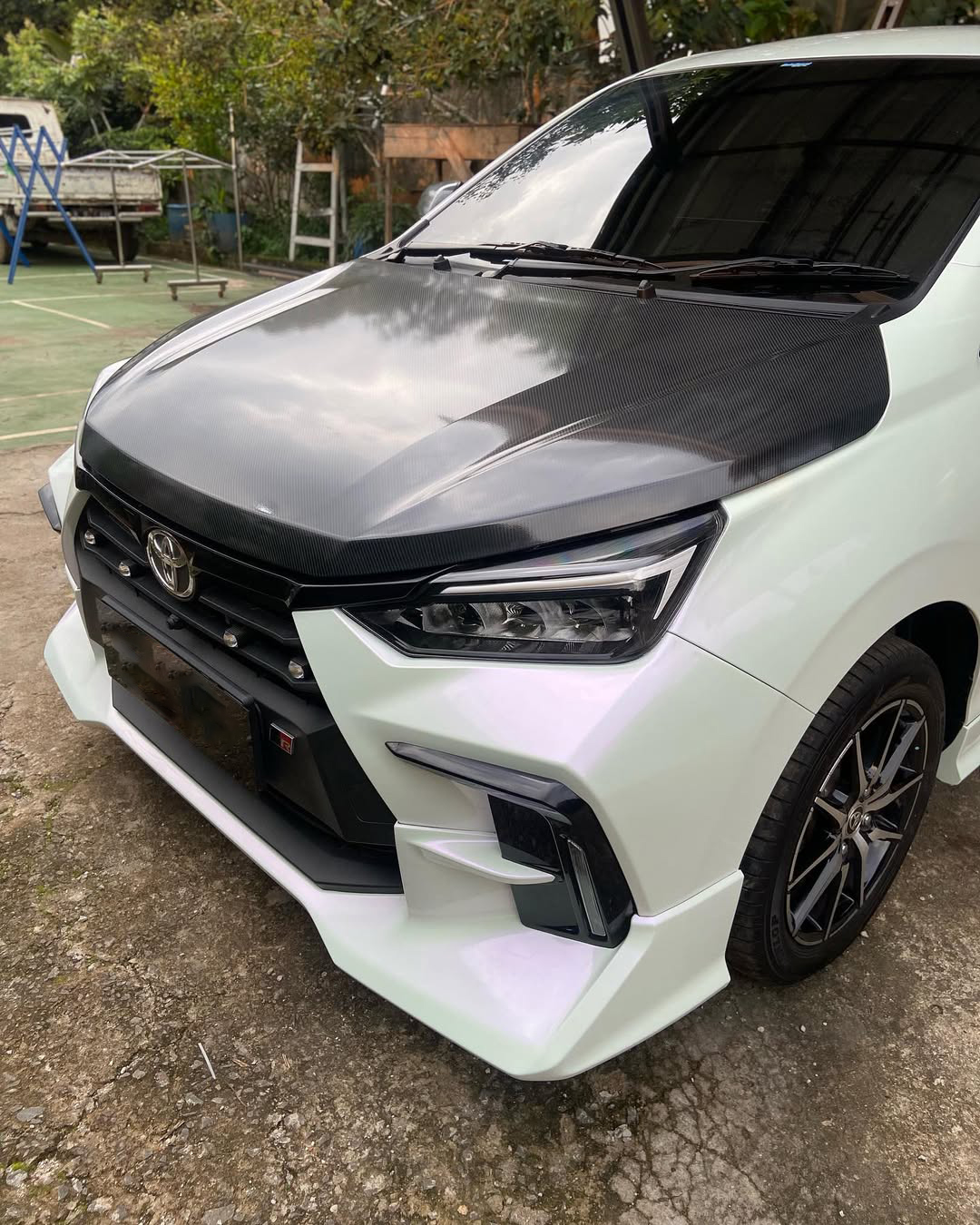 Ravoony Plus PET Glossy White to Purple Vinyl Car Wrap review Nova Iris Finishes 02