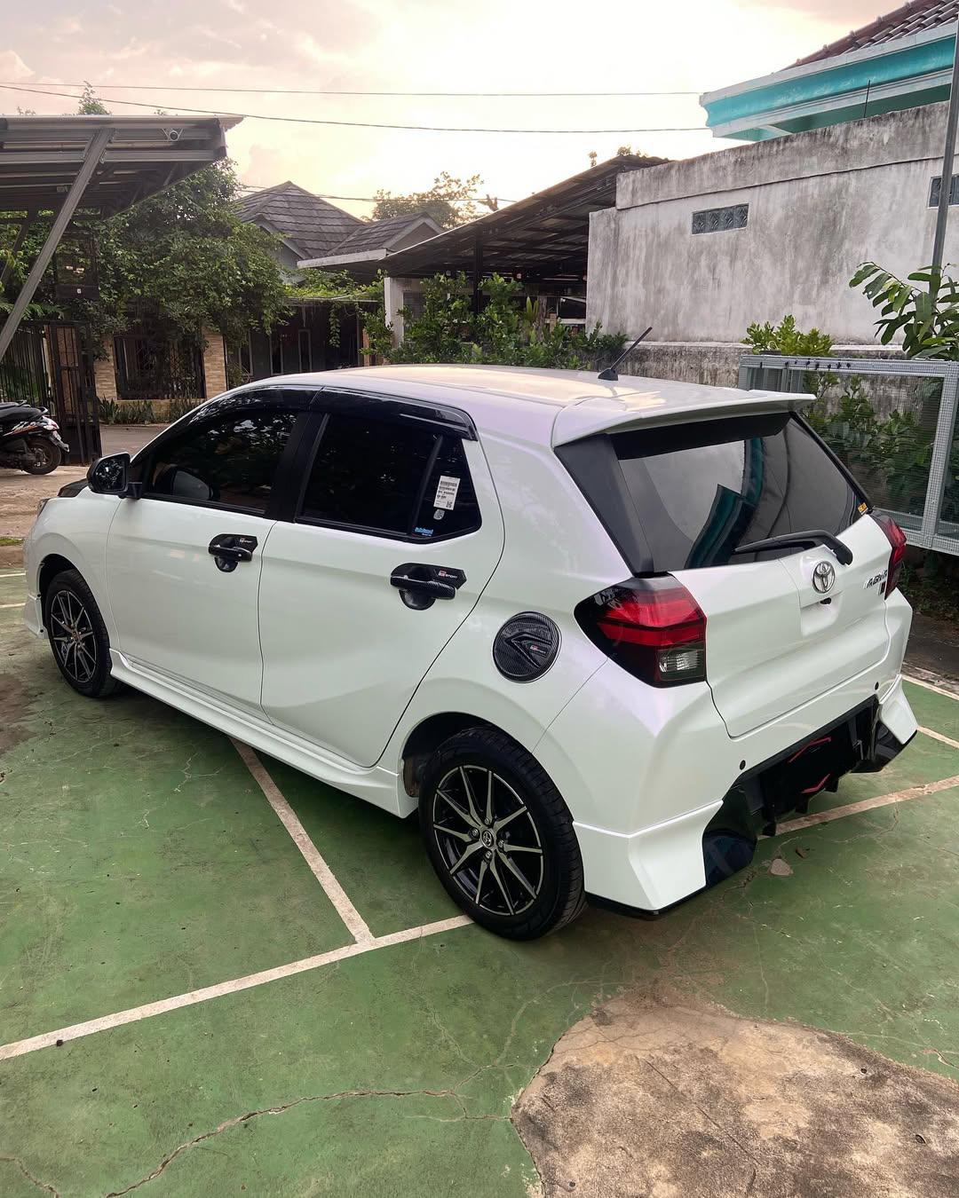 Ravoony Plus PET Glossy White to Purple Vinyl Car Wrap review Nova Iris Finishes 04