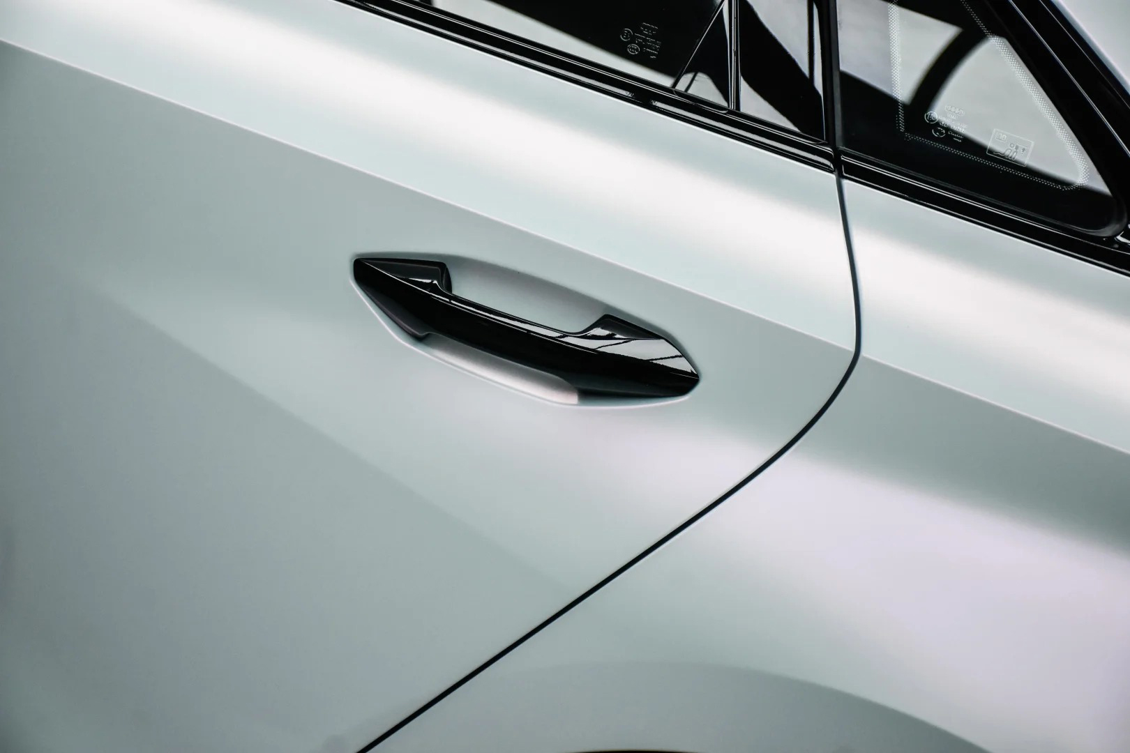 Ravoony Plus PET Matte White To Pink Car Vinyl Wrap review Velvet Bloom Garage 03