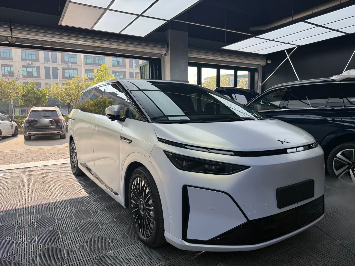    Ravoony Plus Satin Ceramic White to Gold Car Wrap review Clara Frost 01