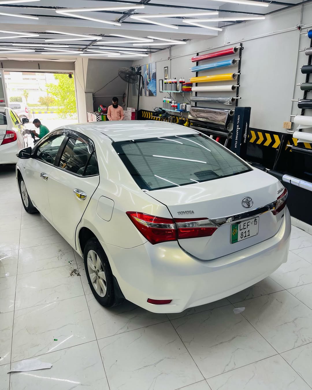 Ravoony Plus Glossy White to Gold Car Wrap Nissan Altima Wrap review Leo Bennett 01