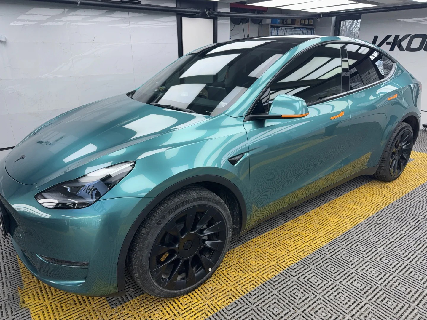 Ravoony Plus PET Gloss Metallic Ryan Green Car Wrap review AMY HCENH 00