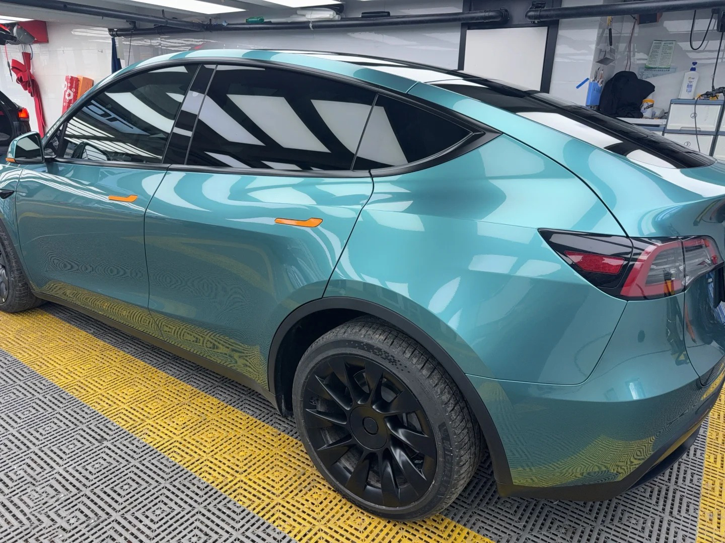 Ravoony Plus PET Gloss Metallic Ryan Green Car Wrap review AMY HCENH 01