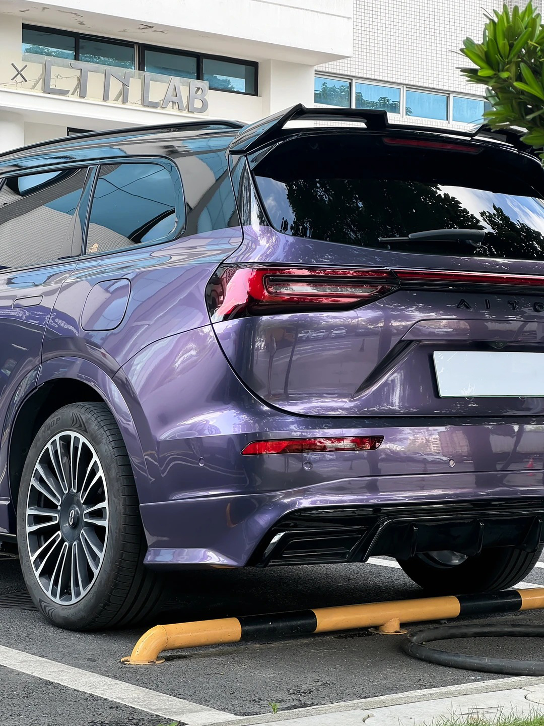 Ravoony Plus Bentley Gloss Grey Violet Car Vinyl Wrap review Amelia Scott 02