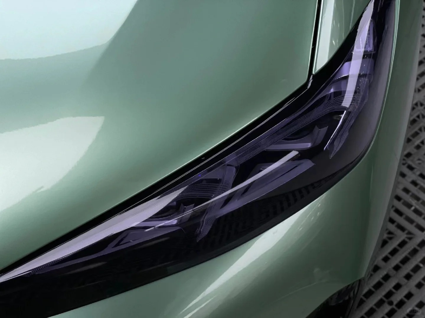 Ravoony Basic Ferrari Gloss Verde Francesca Green Vinyl Car Wrap review Penelope Hill 05