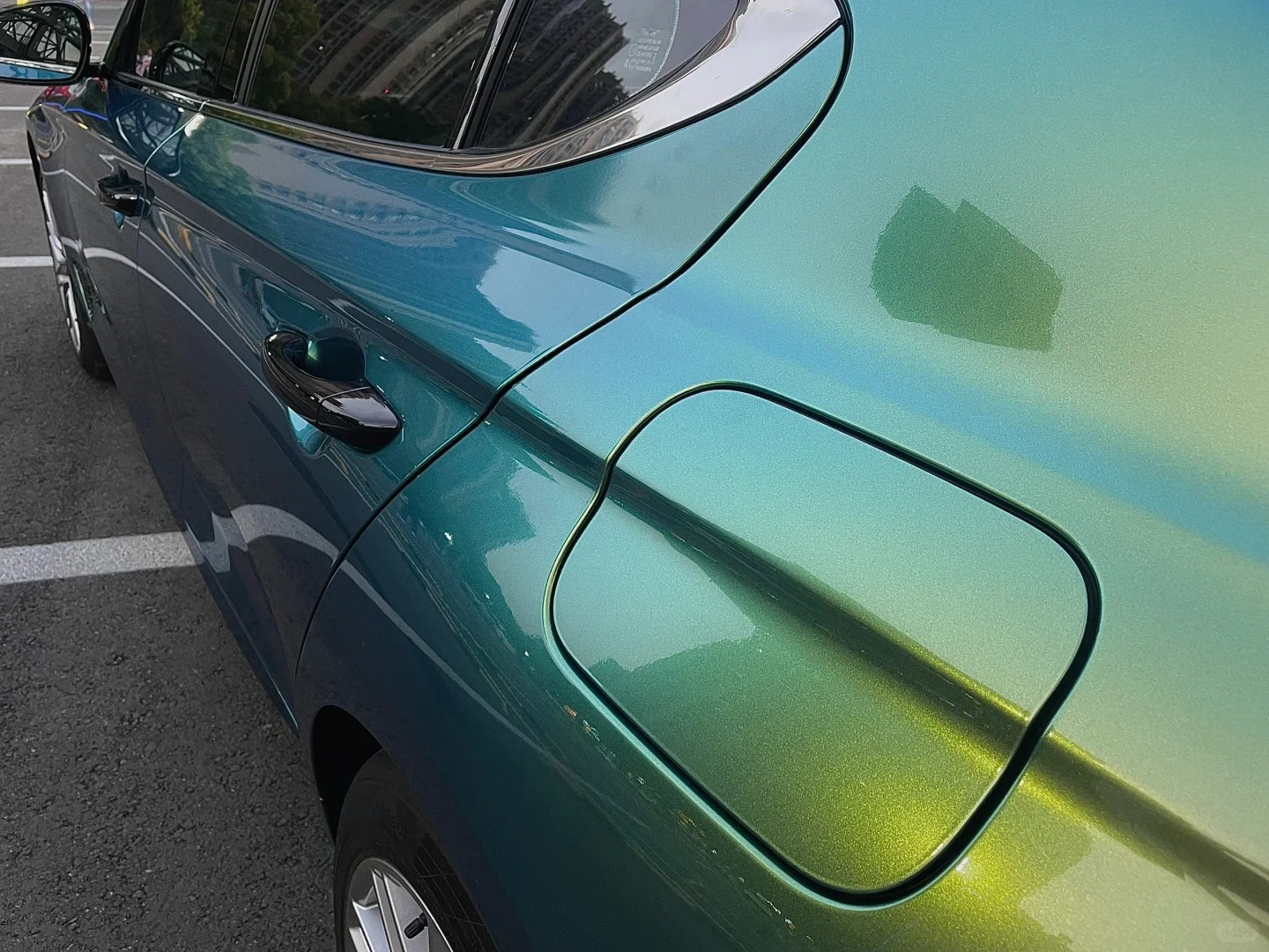 Ravoony Plus Glossy Chameleon Spring Green Car Wrap review Jessica Hall 01