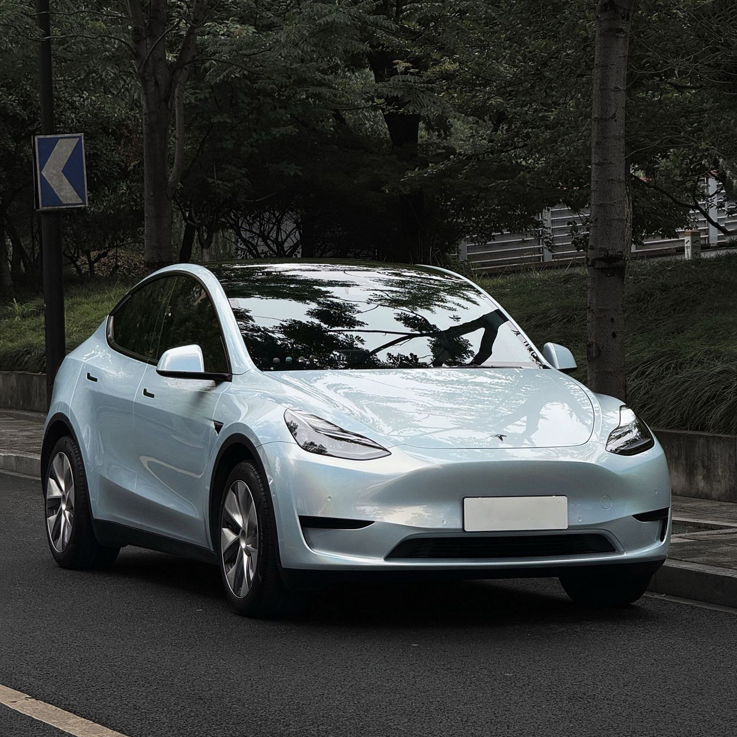 Ravoony Plus PET Glossy Laser Ice Blue Car Vinyl Wrap review Genevieve Laurent 02