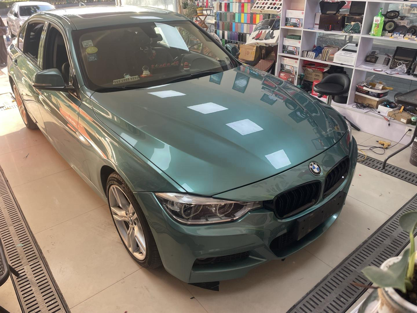 Ravoony Basic PET Gloss Metallic Ryan Green Car Wrap review 1