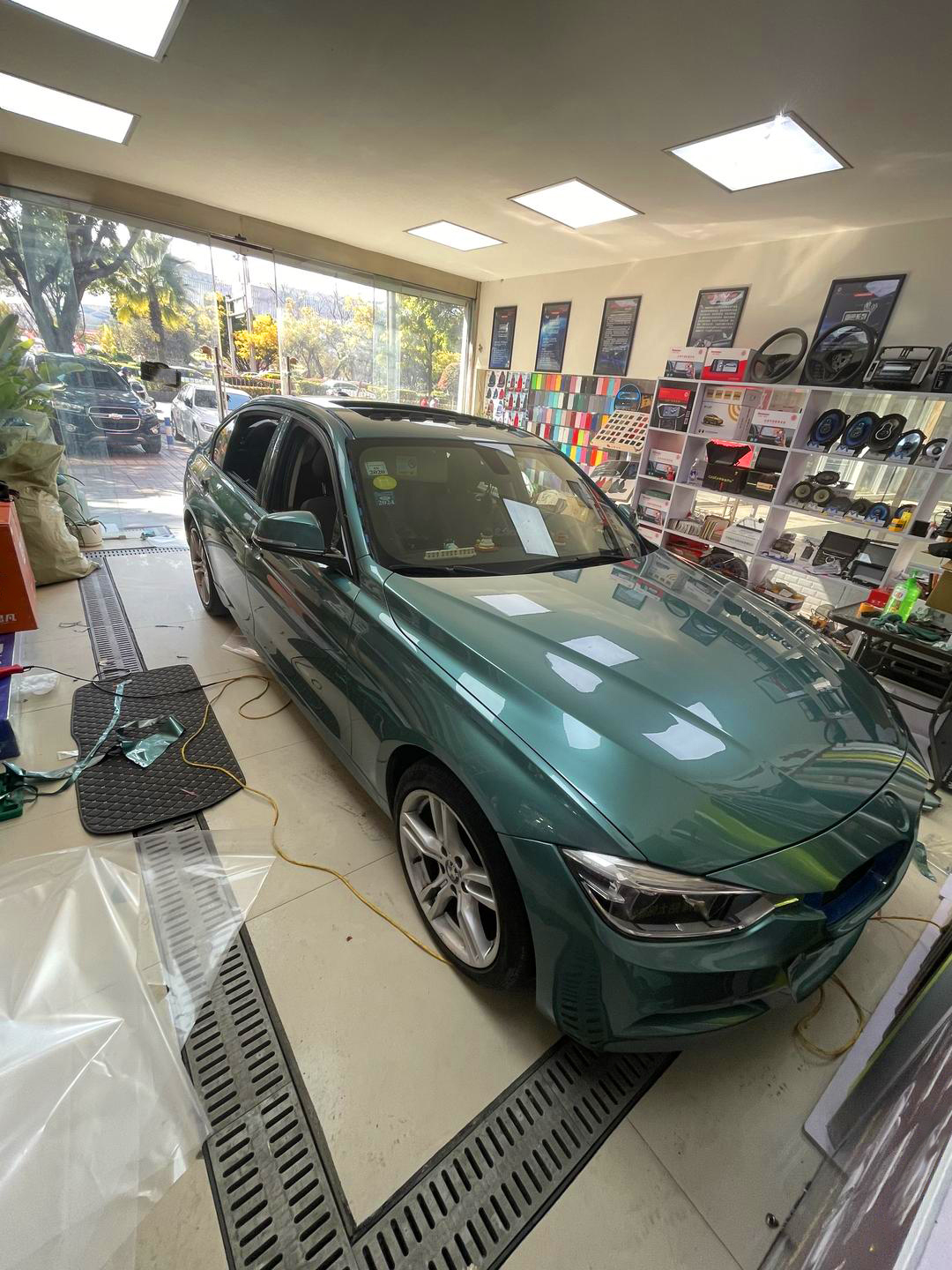 Ravoony Basic PET Gloss Metallic Ryan Green Car Wrap review 3