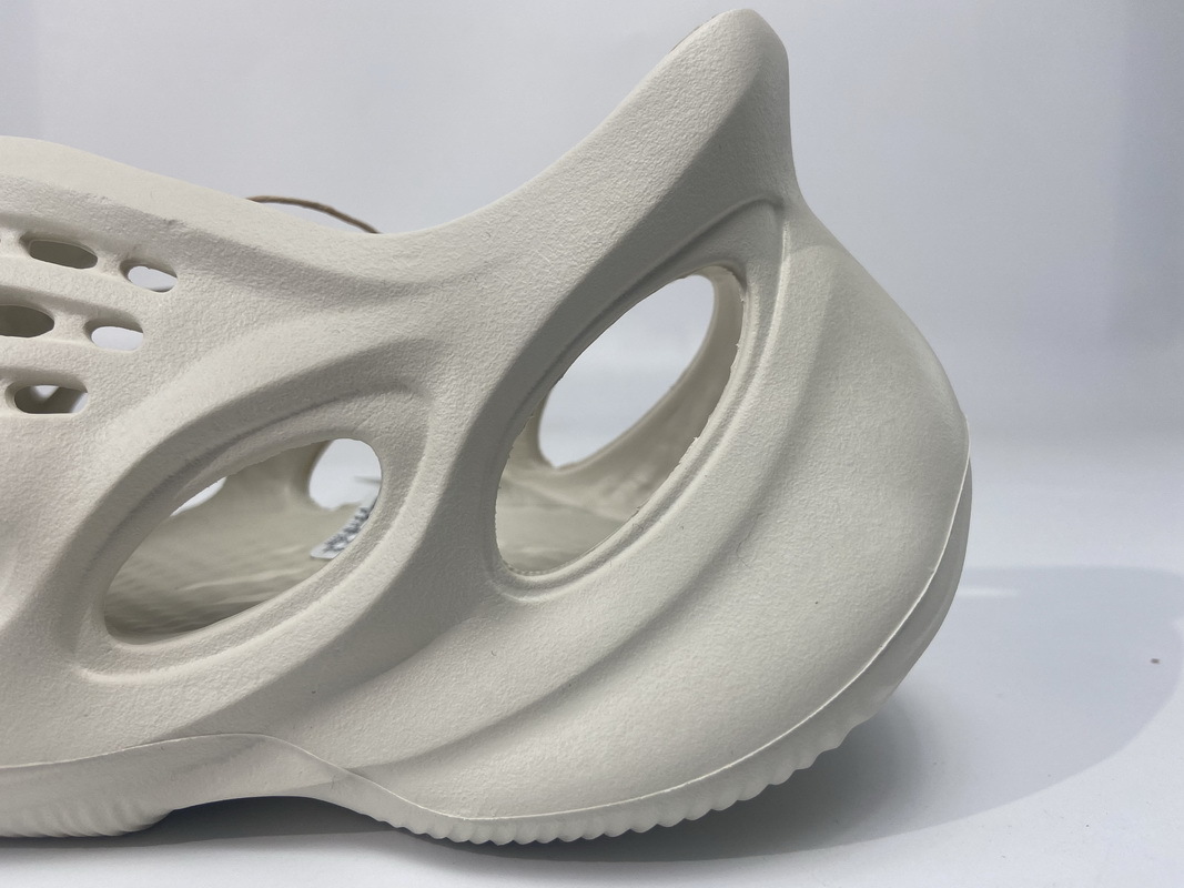   Pkgod adidas Yeezy Foam RNNR Ararat​