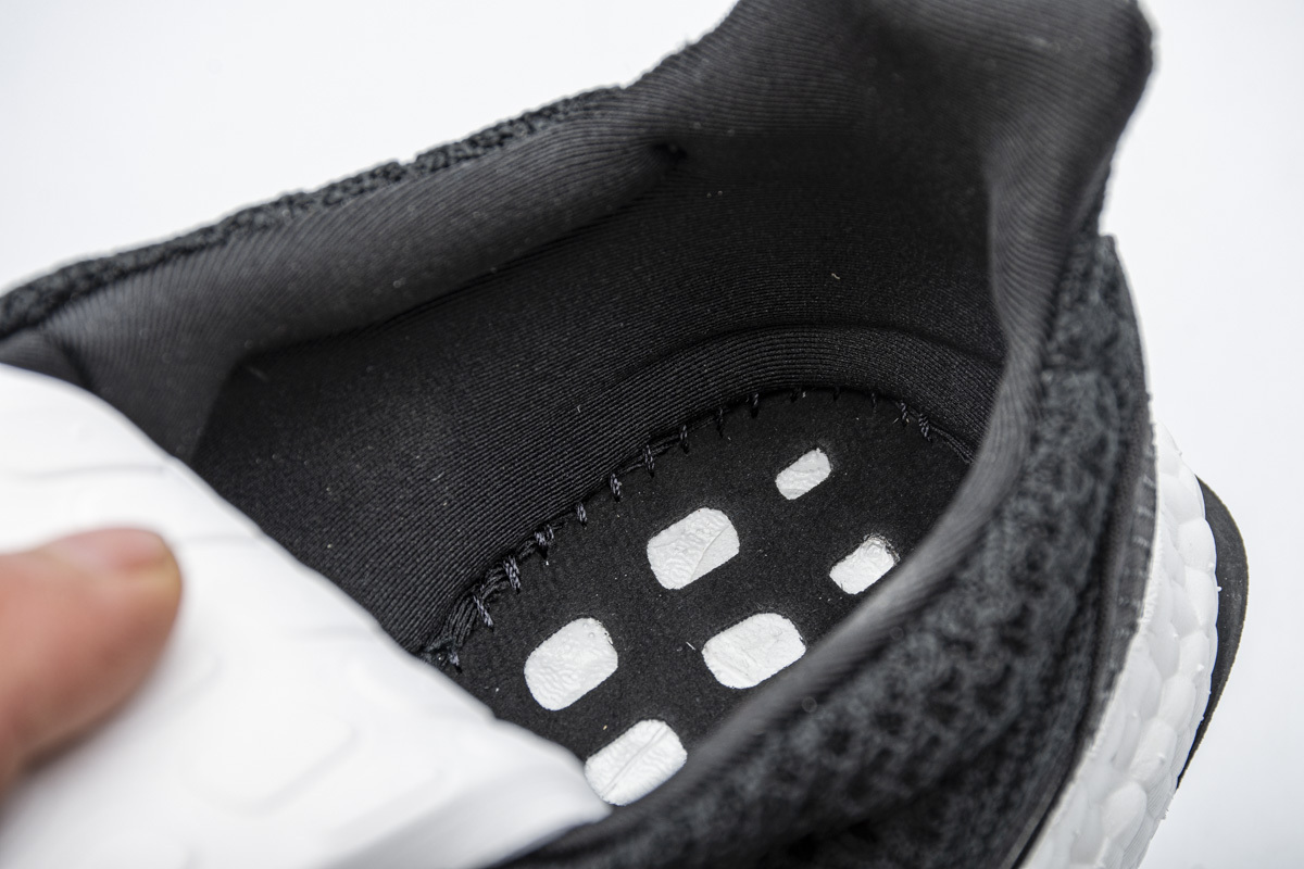      Ultra Boost 4.0 “Black/White”