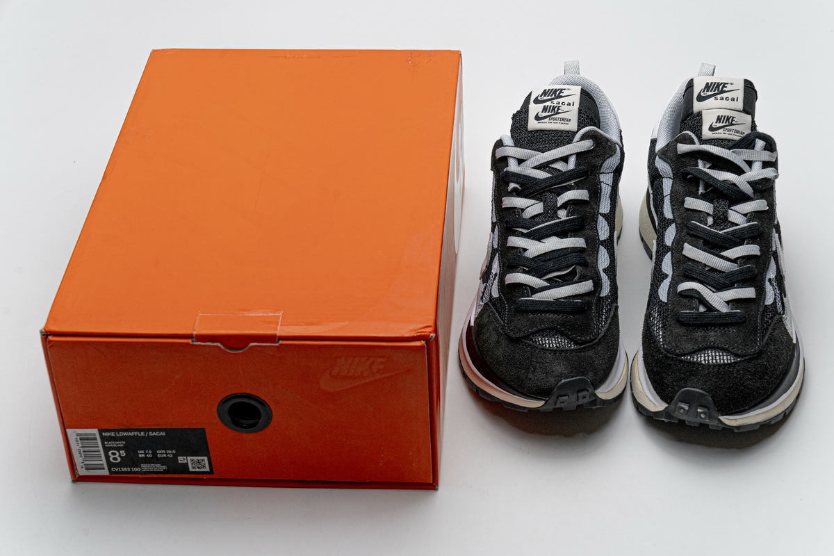      Sacai x Nike Pegasua Vaporfly Black White