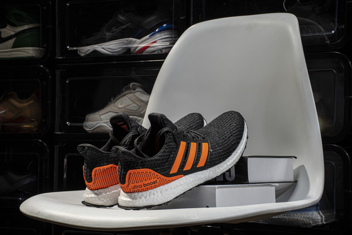      Ultra Boost 4.0 “Core Black/Solar Orange”
