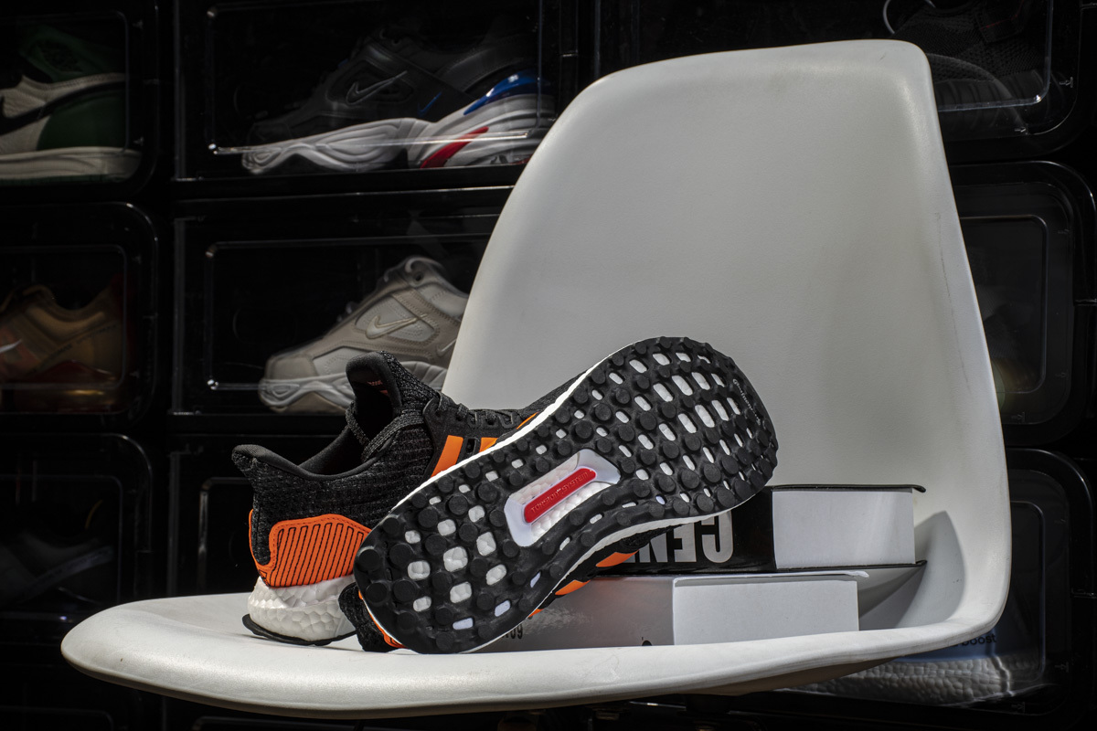      Ultra Boost 4.0 “Core Black/Solar Orange”