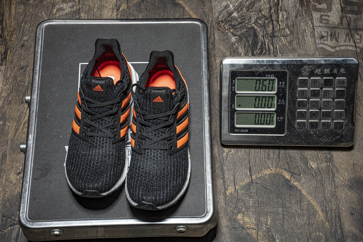      Ultra Boost 4.0 “Core Black/Solar Orange”