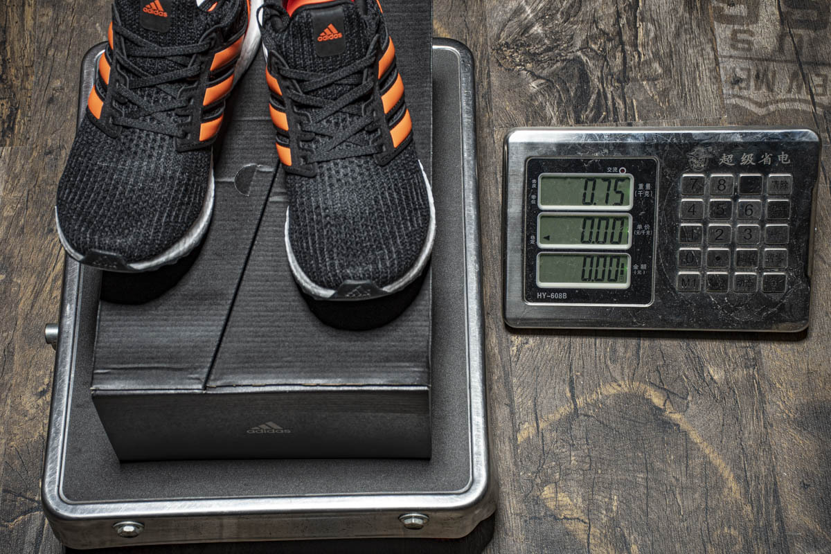      Ultra Boost 4.0 “Core Black/Solar Orange”