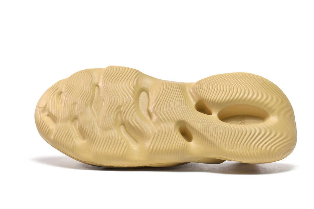 Pkgod adidas Yeezy Foam RNR Desert Sand