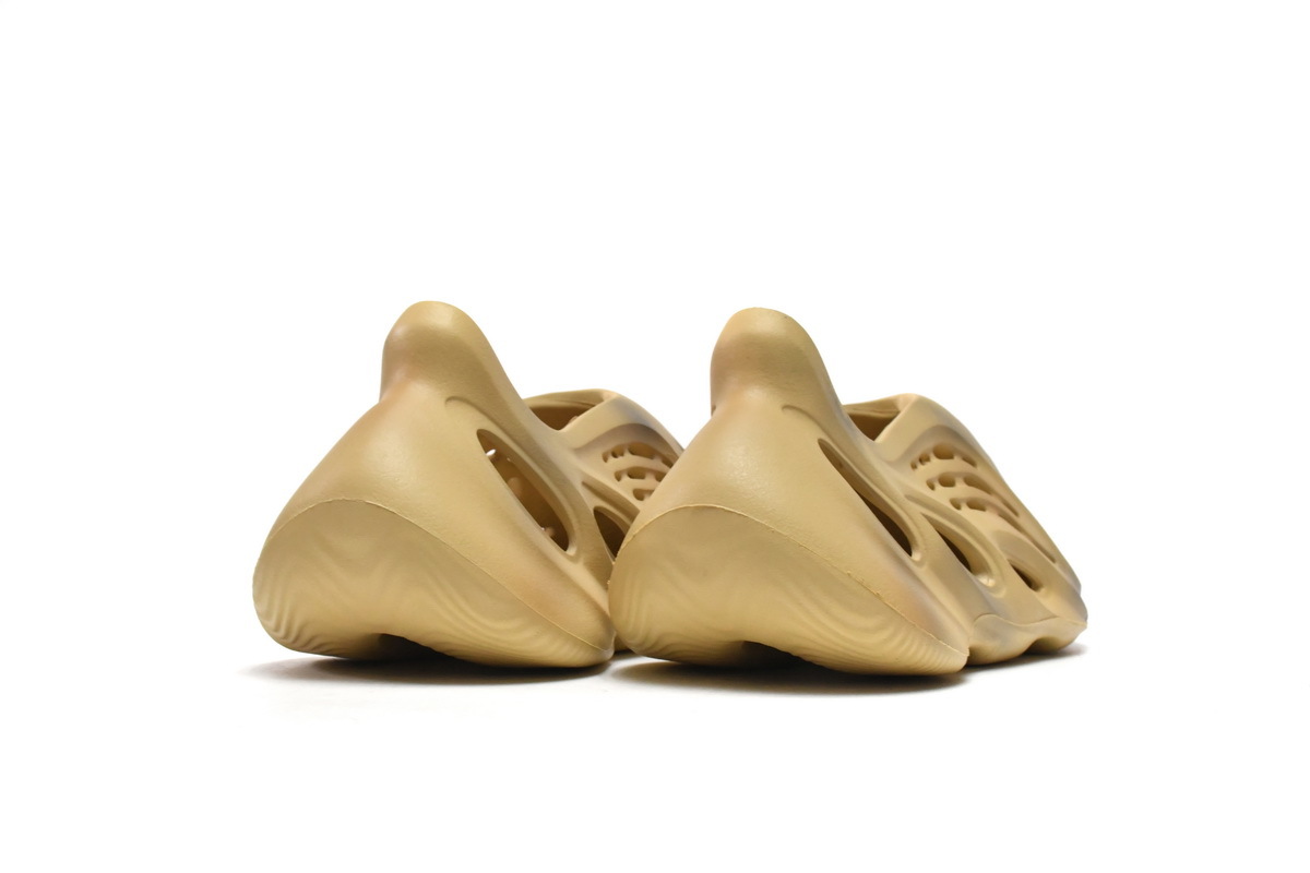 Pkgod adidas Yeezy Foam RNR Desert Sand
