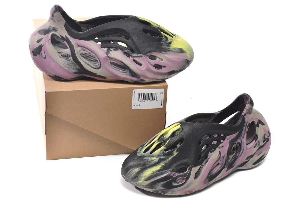 Pkgod adidas Yeezy Foam RNR MX Carbon
