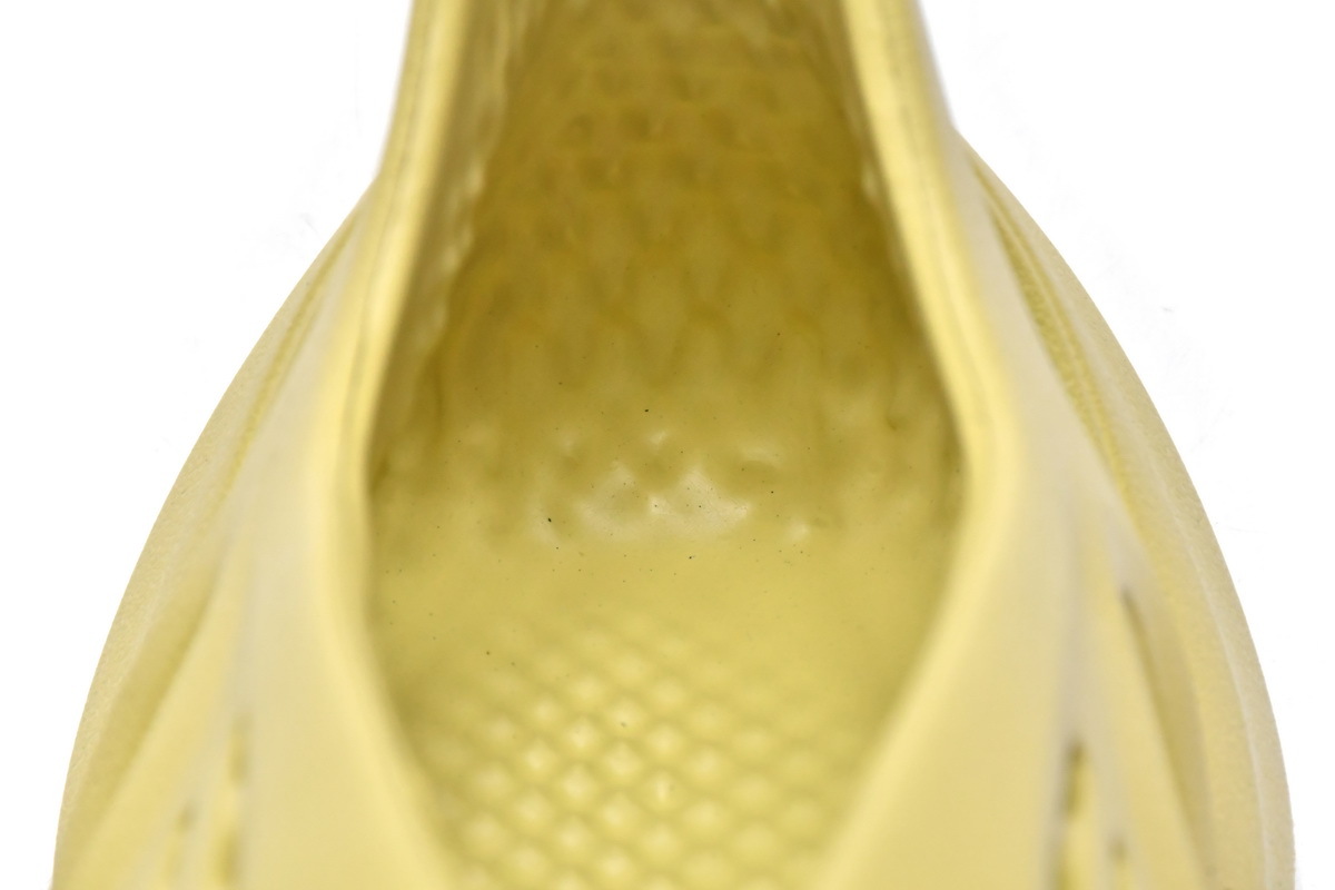 Pkgod adidas Yeezy Foam Runner Sulfur