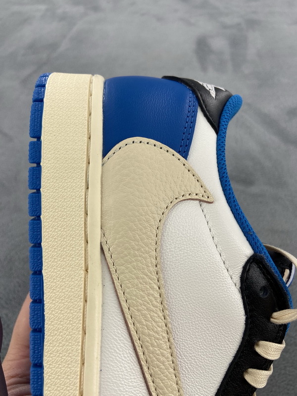XP Factory Sneakers & Air Jordan 1 Low Fragment x Travis Scott DM7866-140