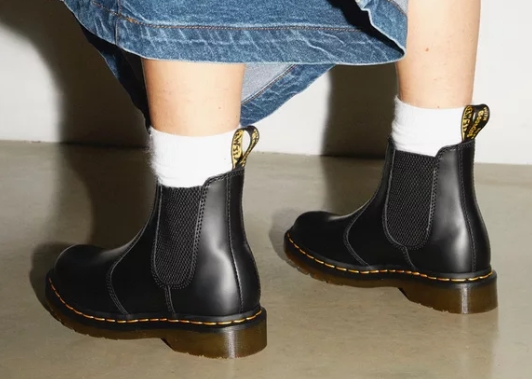     Dr. Martens 2976 Women's Smooth Leather Chelsea Boots in Black 