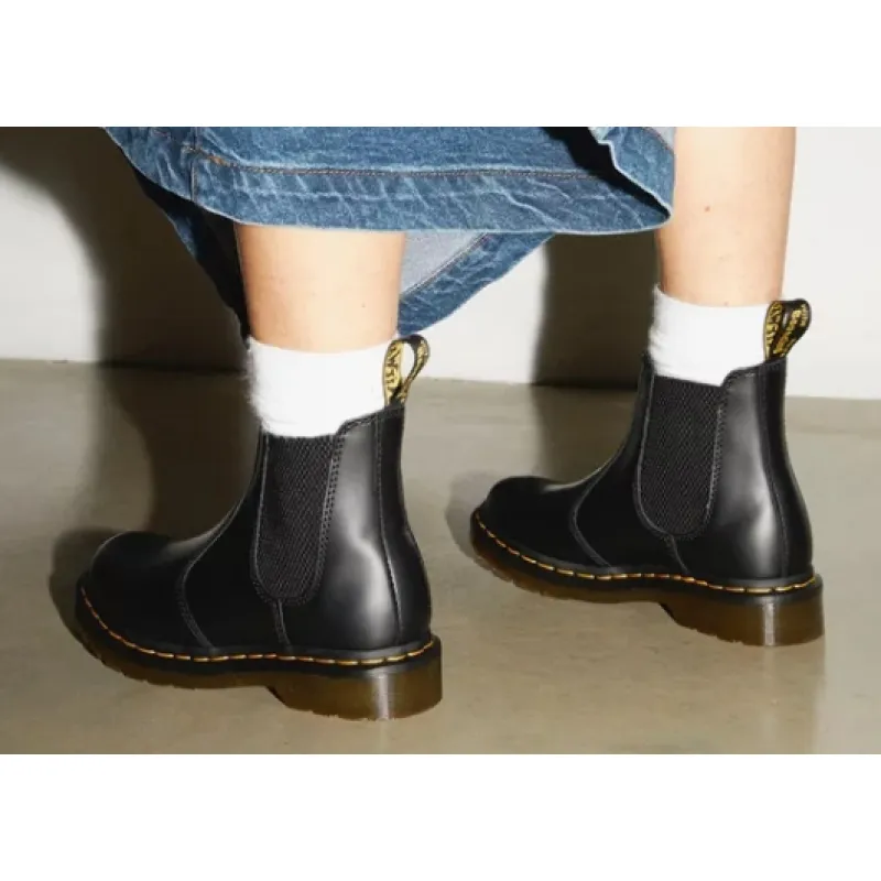  Dr. Martens 2976 Women's Smooth Leather Chelsea Boots in Black 
