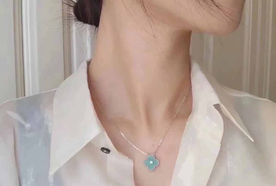 Top Quality Van Cleef & Arpels Diamond Clover Necklace