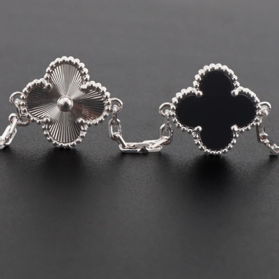 Top Quality Van Cleef & Arpels Five-flowered Panda Bracelet 02