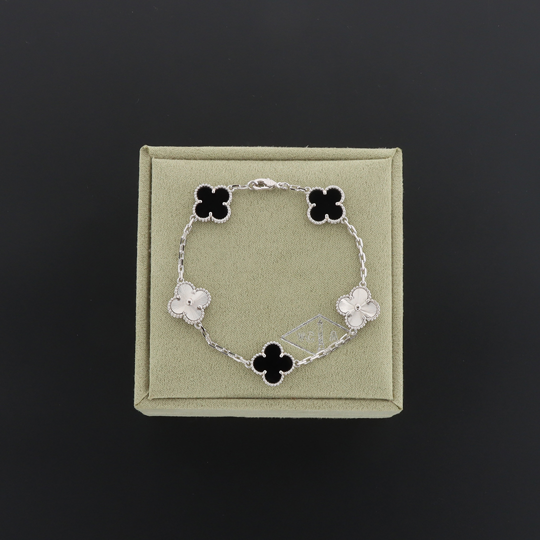 Top Quality Van Cleef & Arpels Five-flowered Panda Bracelet