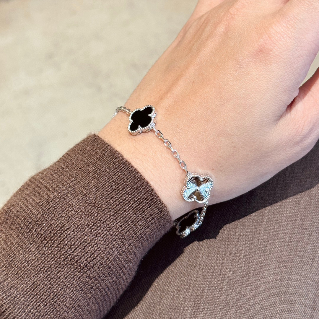 Top Quality Van Cleef & Arpels Five-flowered Panda Bracelet