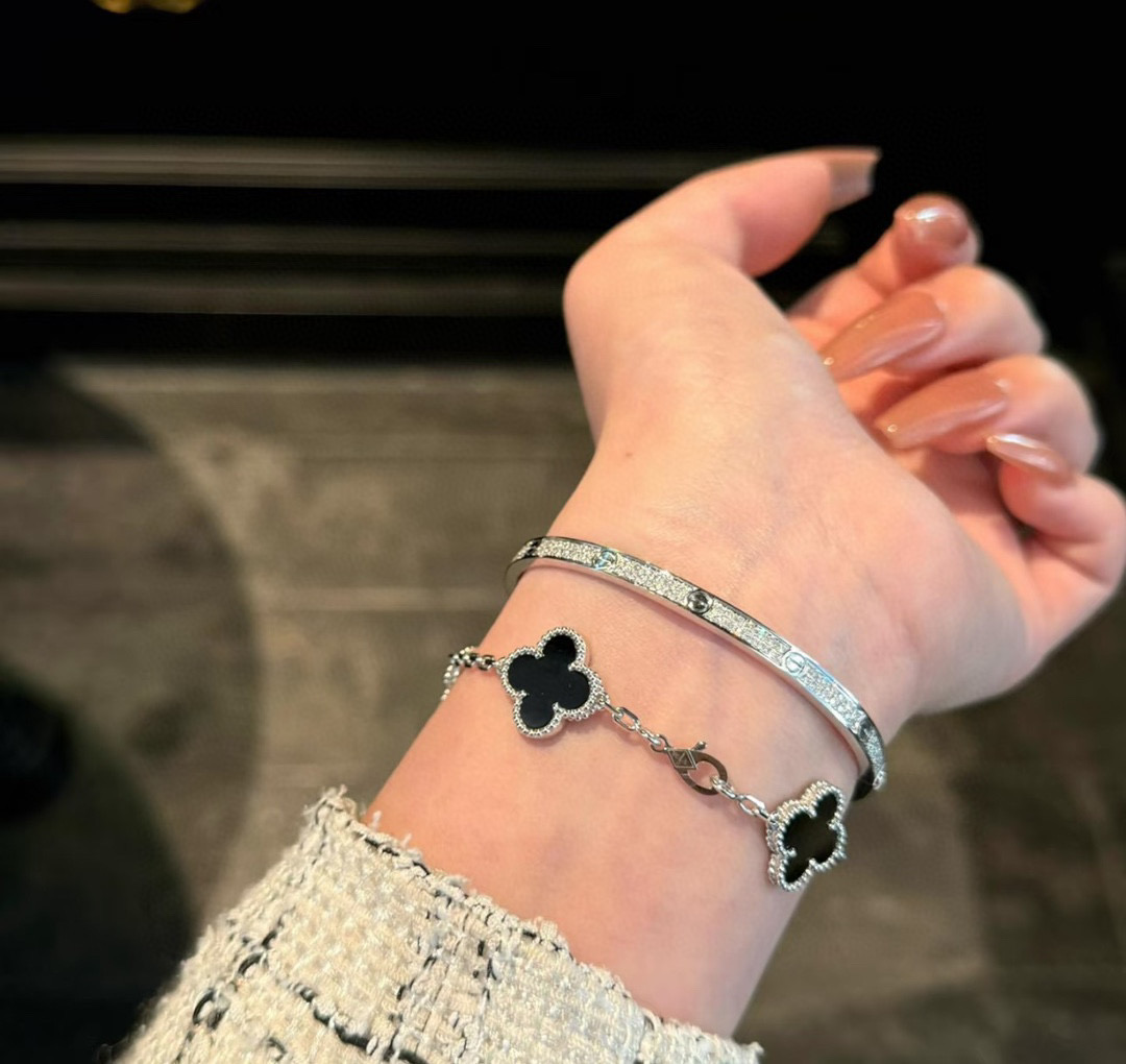 Top Quality Van Cleef & Arpels Five-flowered Panda Bracelet