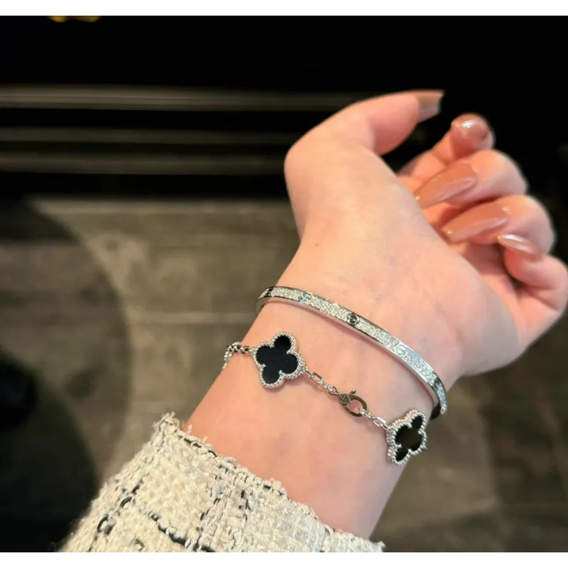 Top Quality Van Cleef & Arpels Five-flowered Panda Bracelet