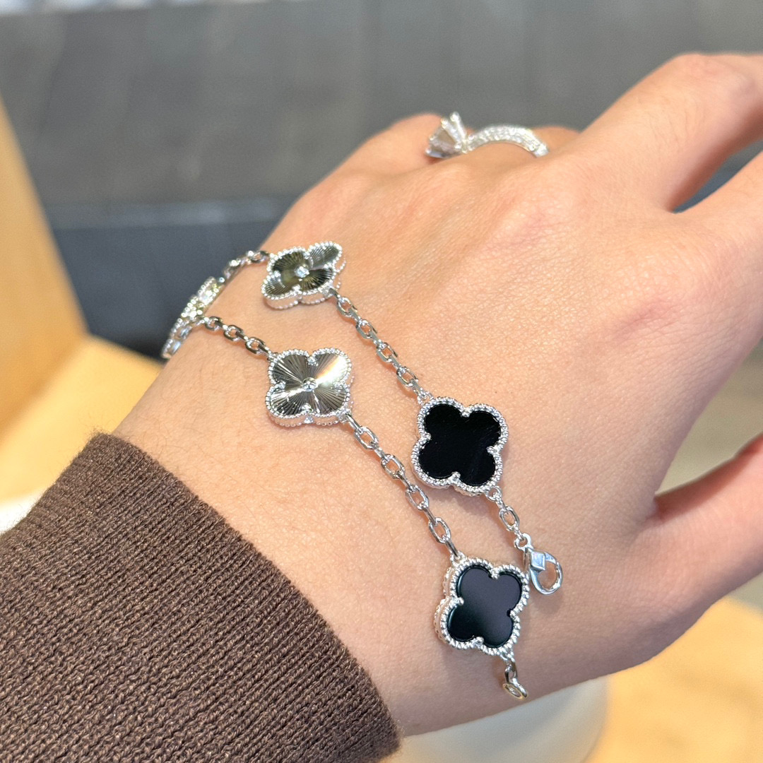 Top Quality Van Cleef & Arpels Five-flowered Panda Bracelet