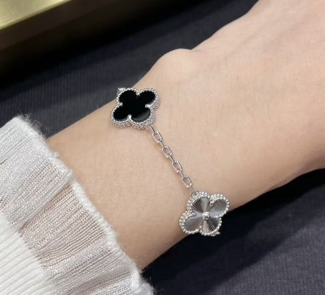 Top Quality Van Cleef & Arpels Five-flowered Panda Bracelet