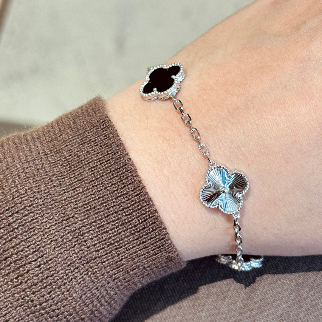 Top Quality Van Cleef & Arpels Five-flowered Panda Bracelet