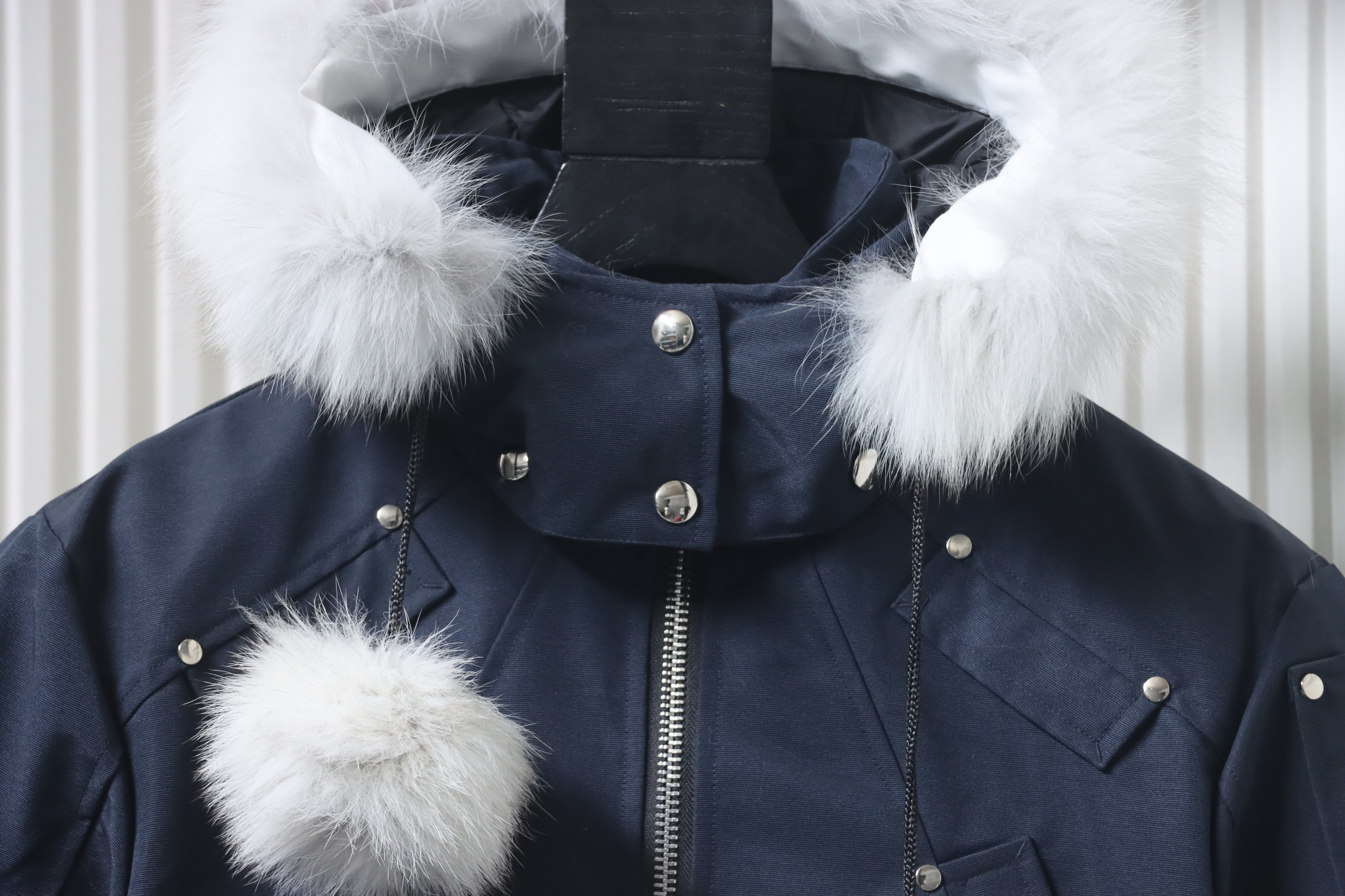 Top Quality Moose Knuckles Classic Women's Down Jacket with Chest Pom-Pom Navy