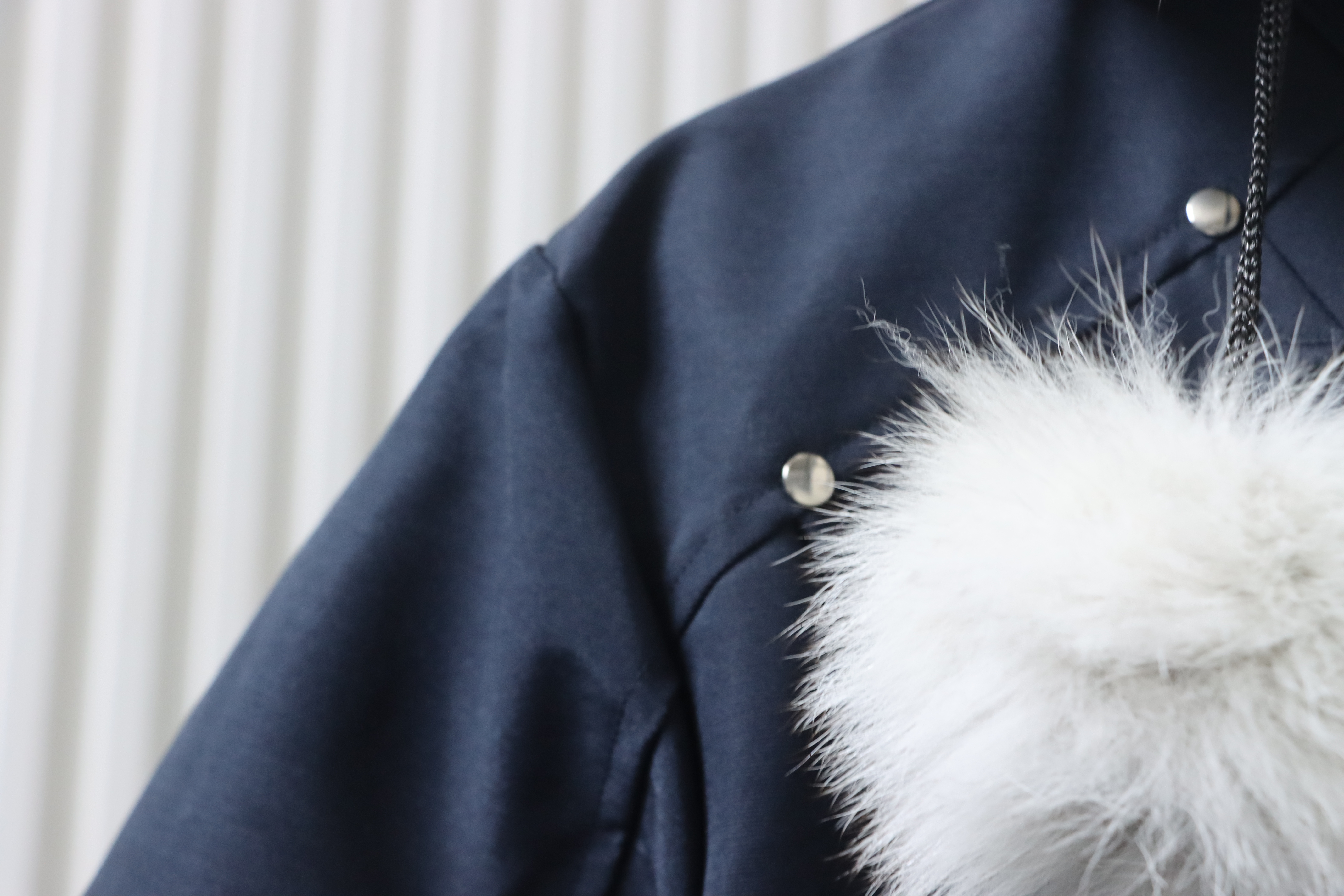 Top Quality Moose Knuckles Classic Women's Down Jacket with Chest Pom-Pom Navy