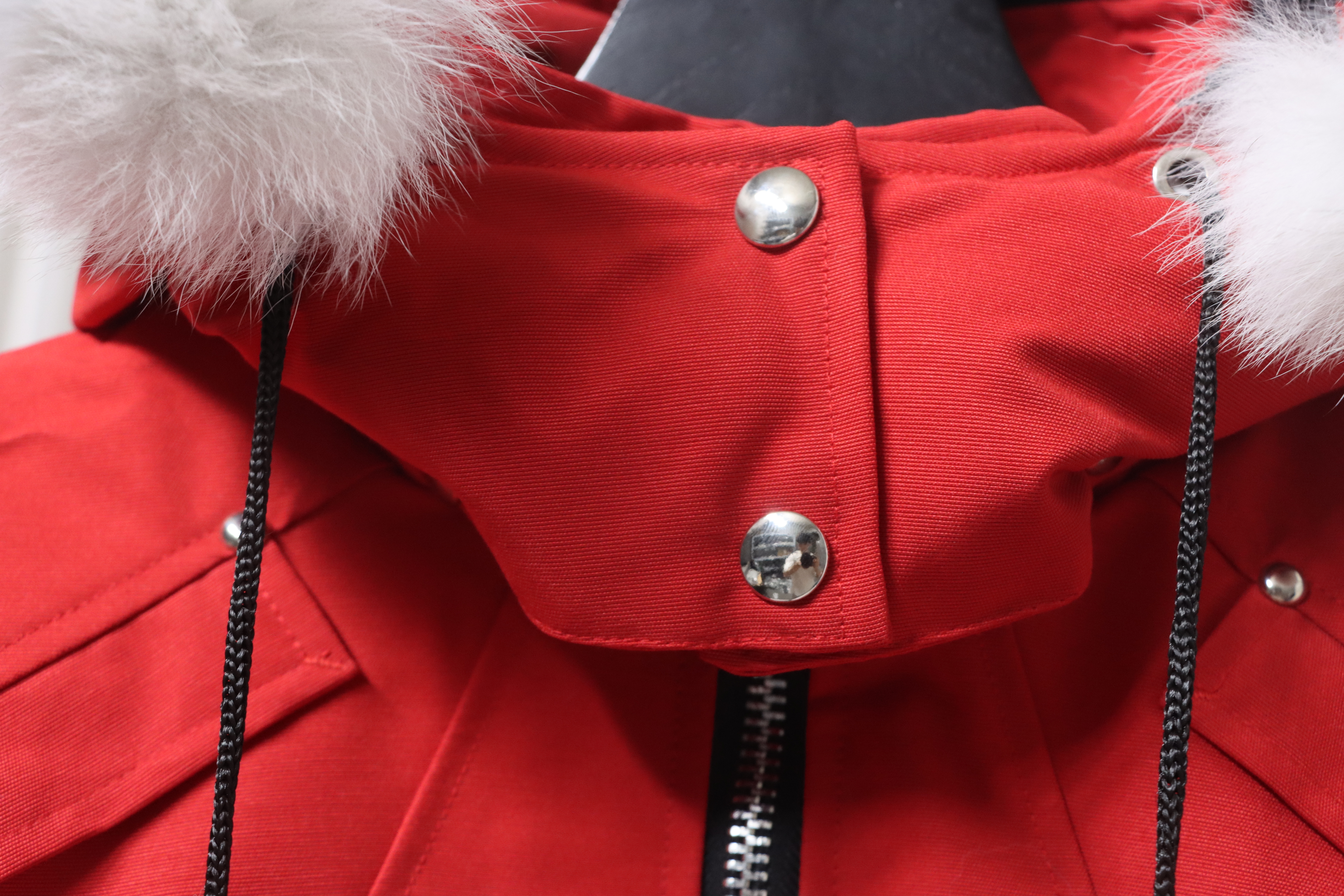Top Quality Moose Knuckles Classic Women's Down Jacket with Chest Pom-Pom Red