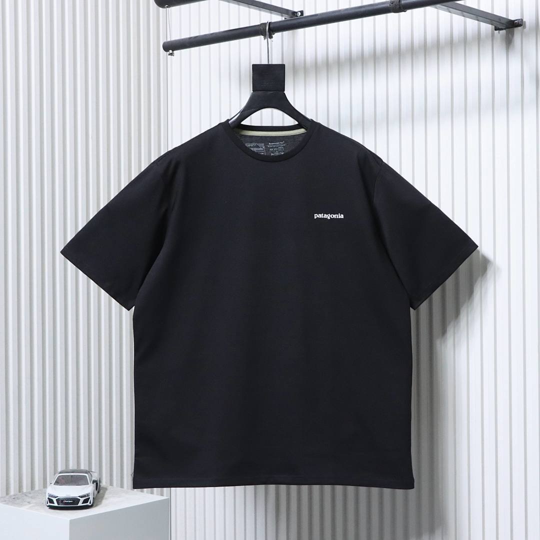      Patagonia P-6 Logo Responsibili-Tee T-Shirt - Black