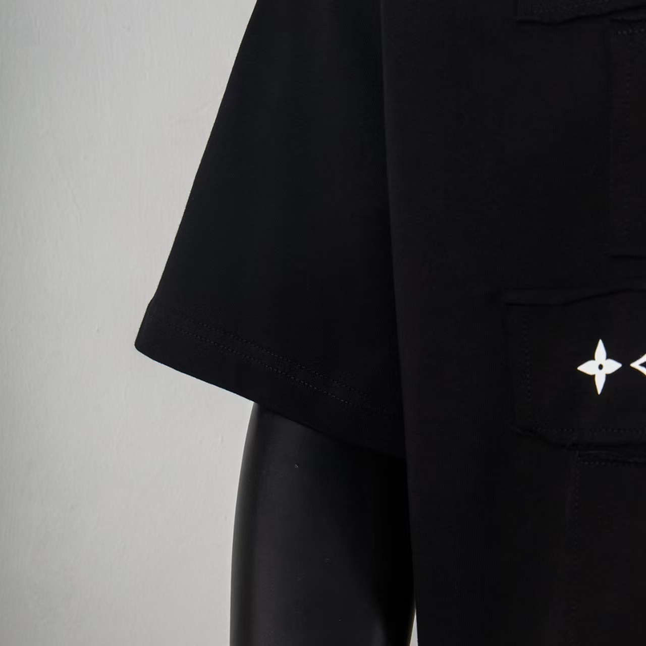     Louis Vuitton Classic Black T-shirt 6027