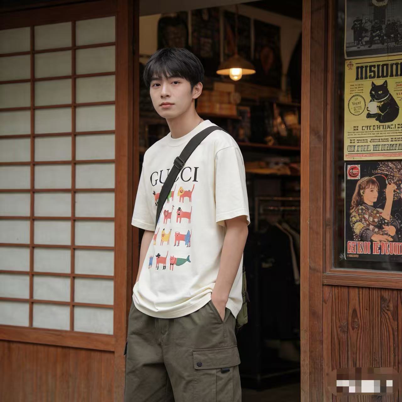 Top Quality    Cotton T-shirt with Gucci cartoon print in white 04