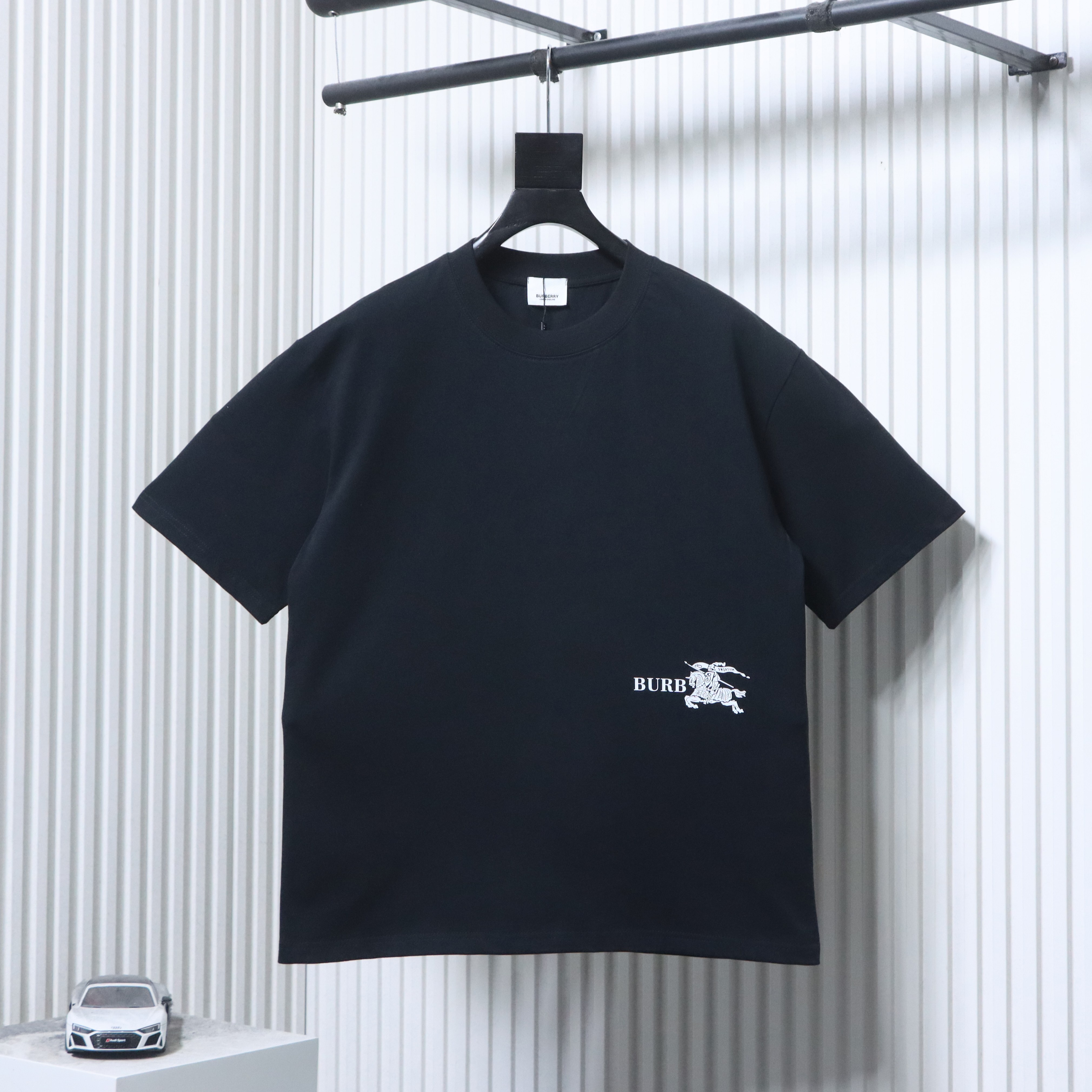    Burberry  Knight Stamp Cotton T-shirt in Chalk Black