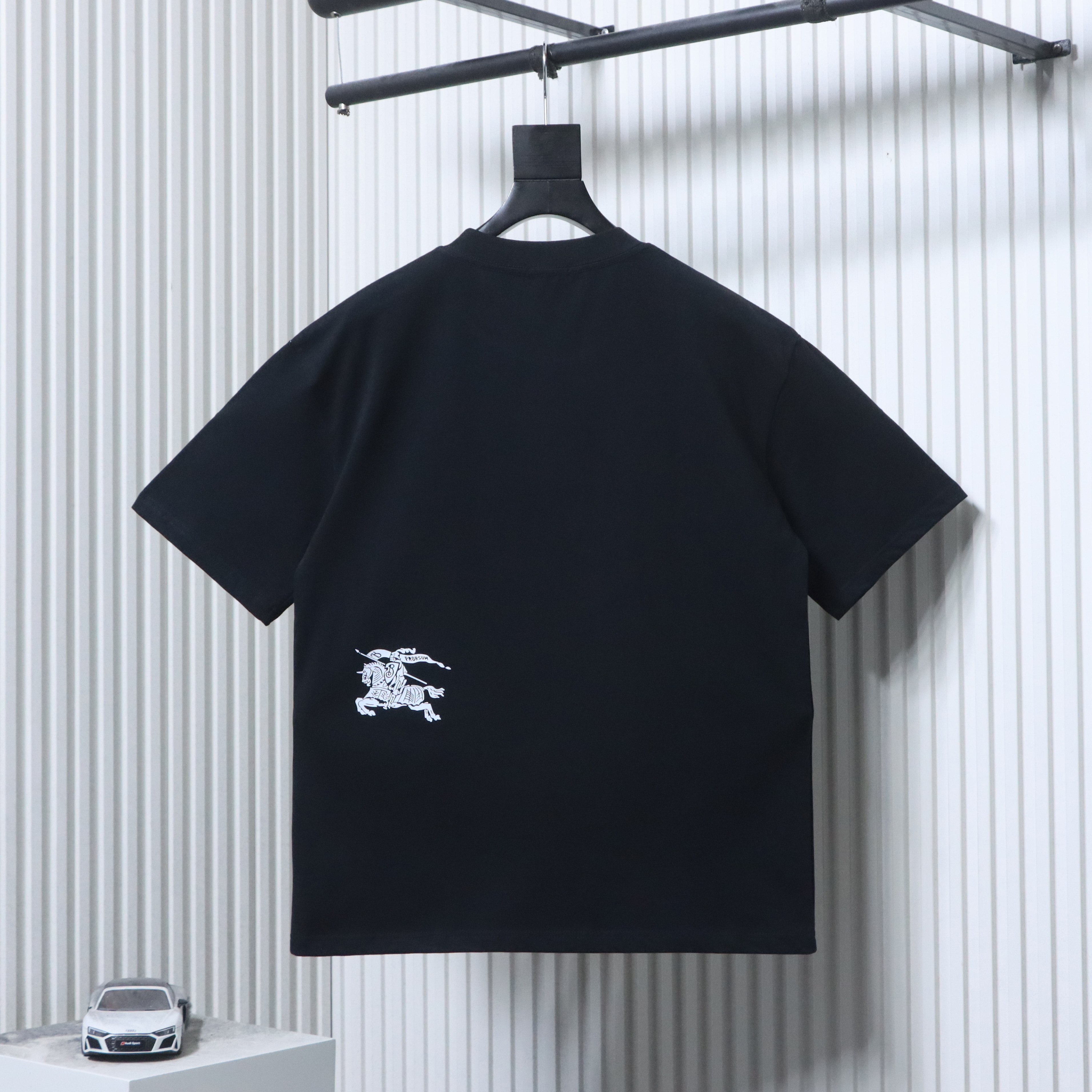    Burberry  Knight Stamp Cotton T-shirt in Chalk Black