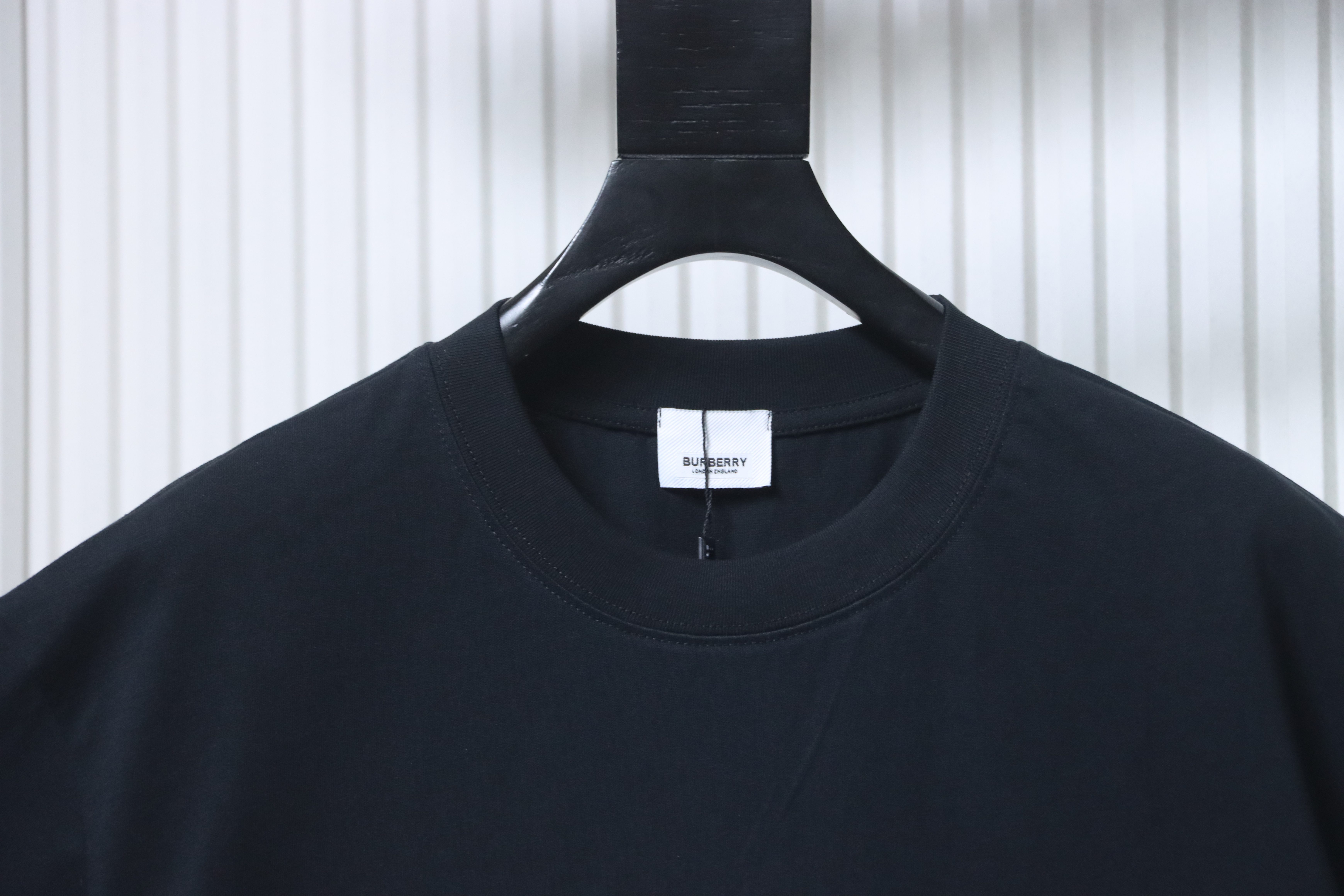    Burberry  Knight Stamp Cotton T-shirt in Chalk Black