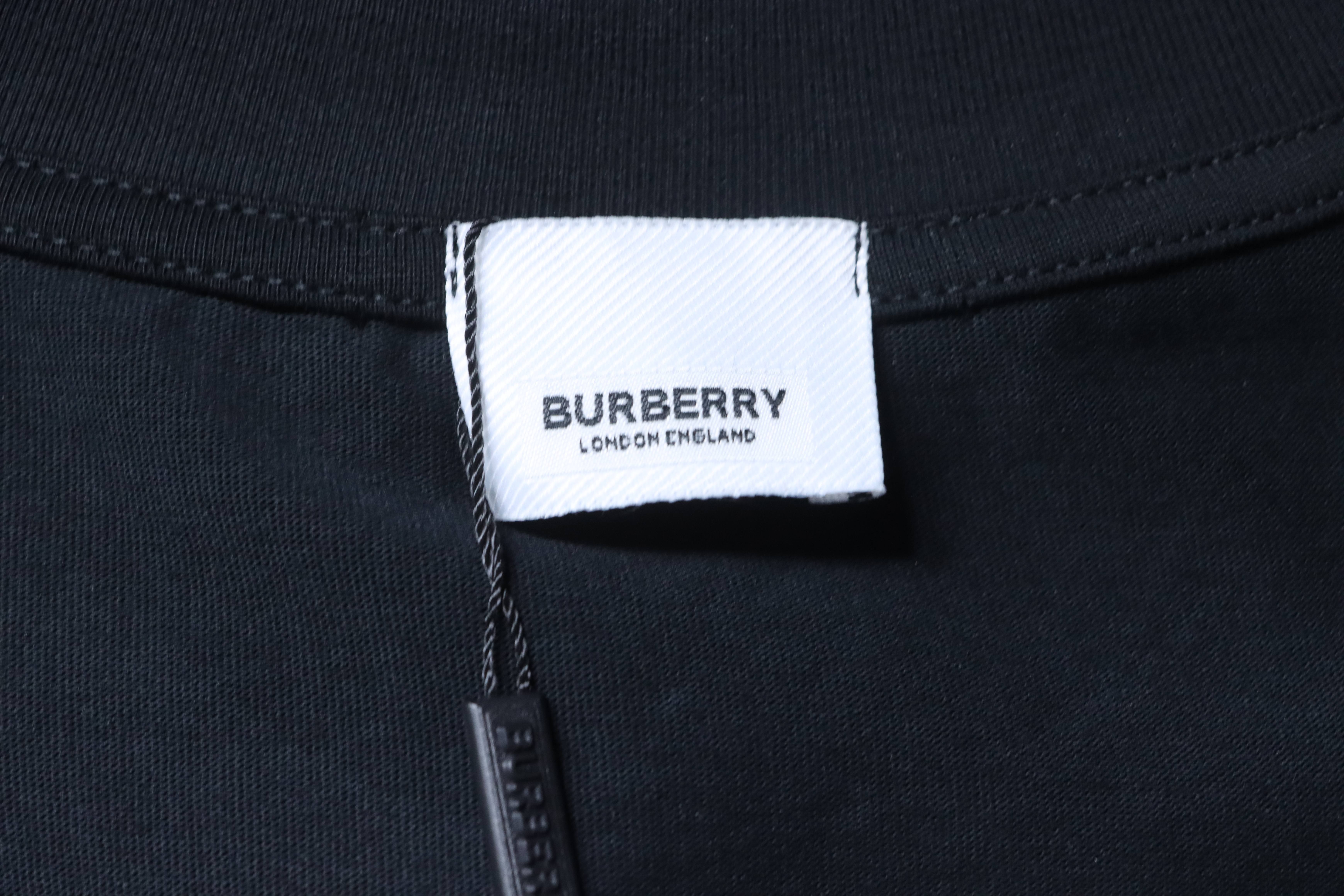    Burberry  Knight Stamp Cotton T-shirt in Chalk Black