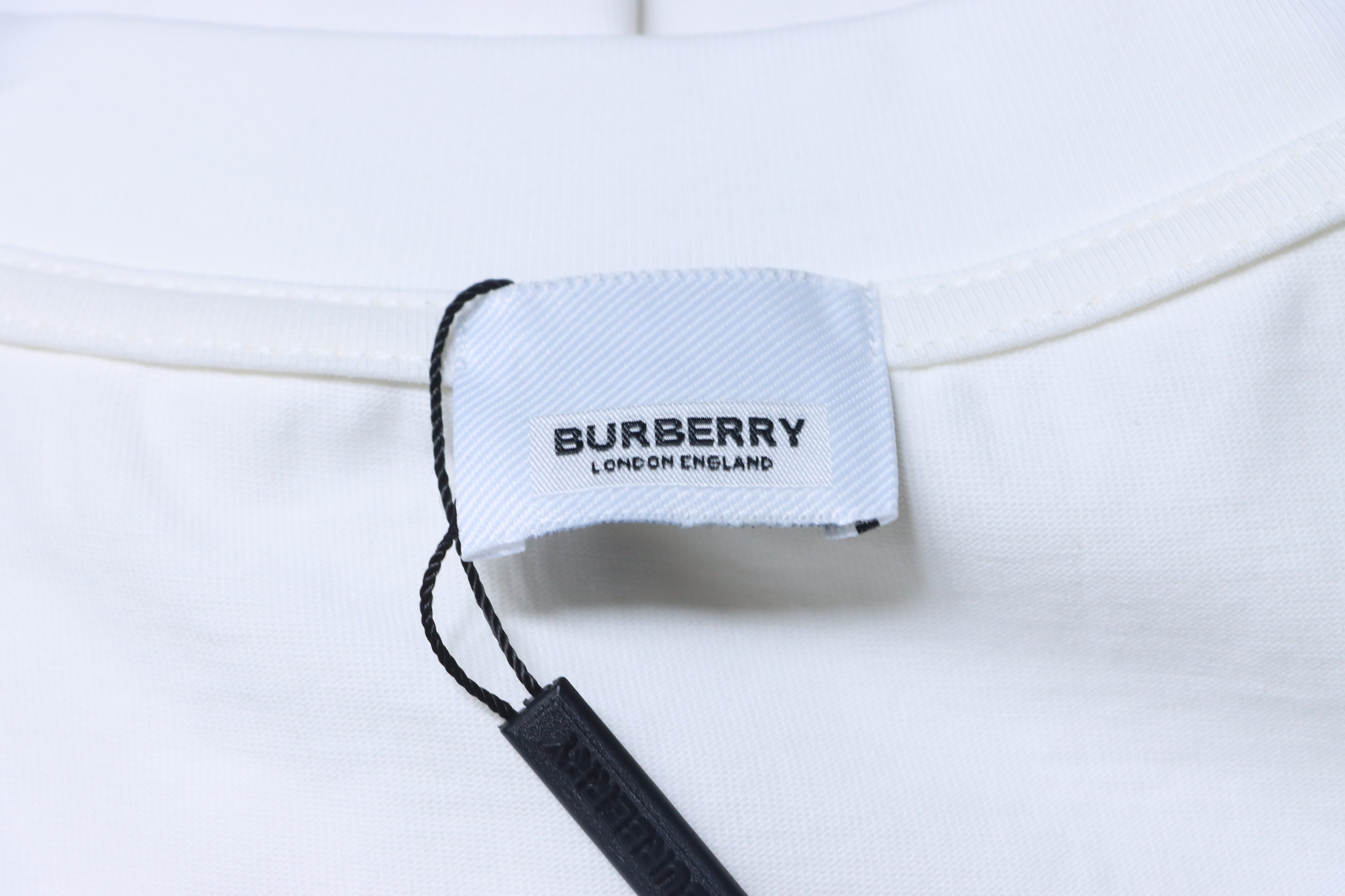    Burberry  Knight Stamp Cotton T-shirt in Chalk white