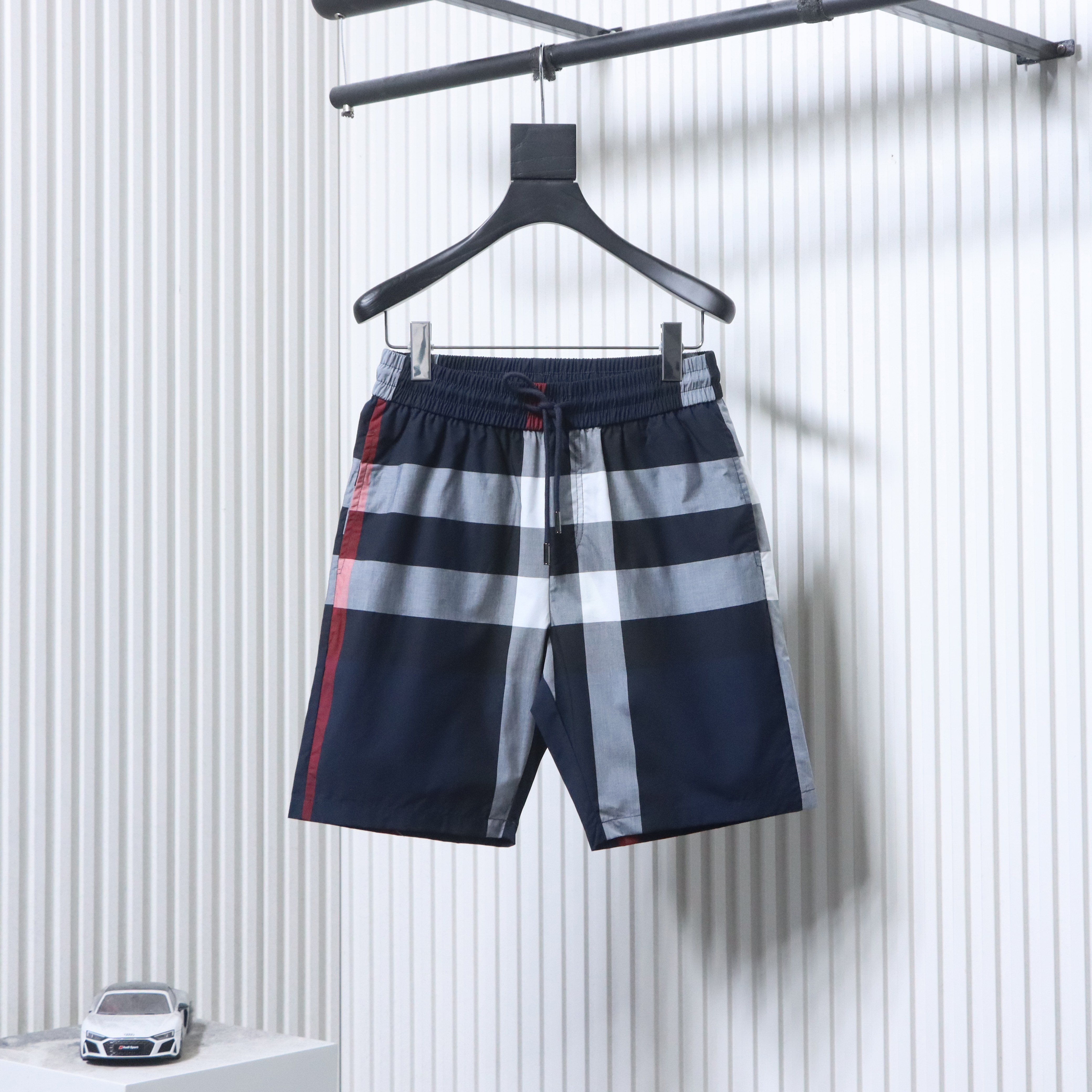    Burberry classic stripe plaid shorts