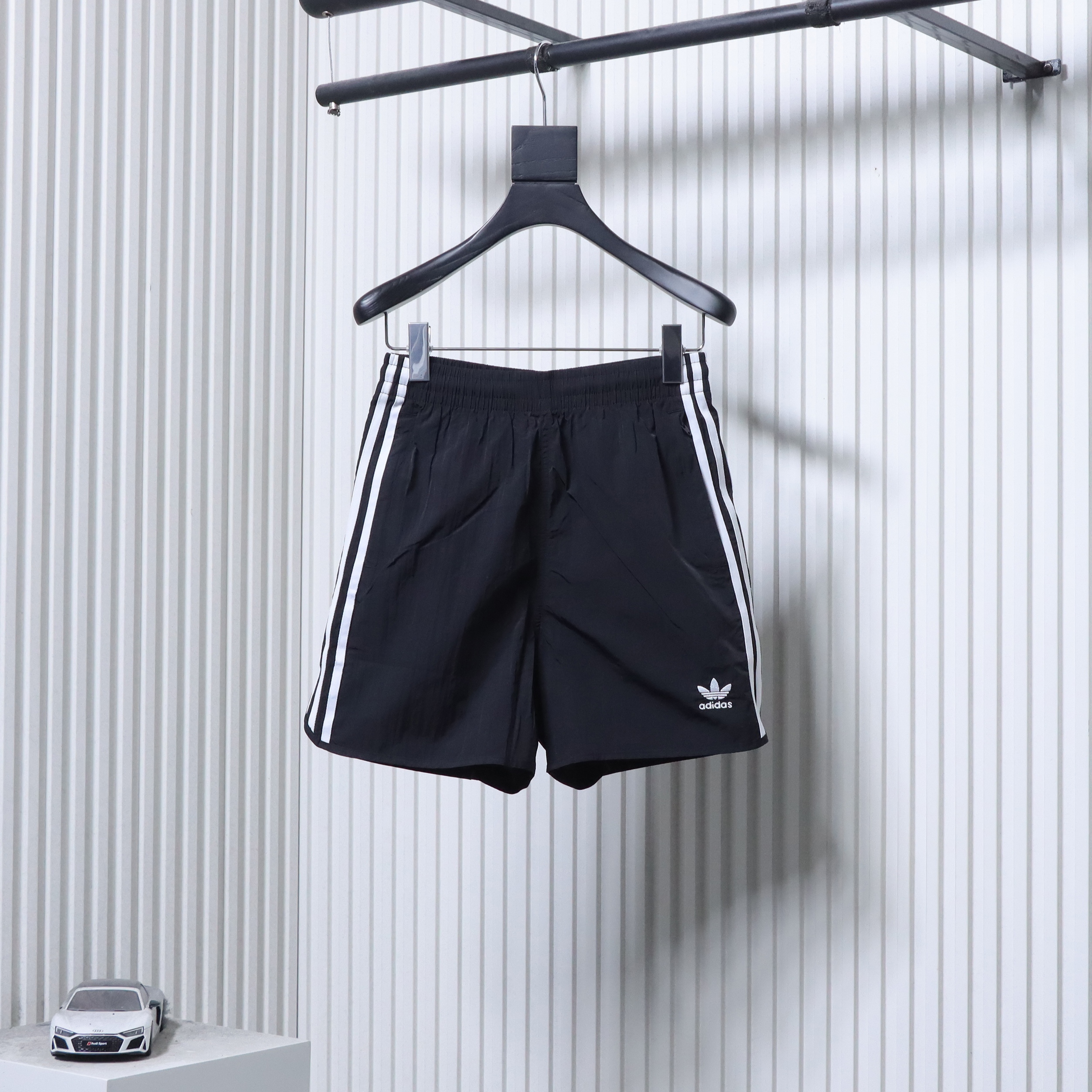    adidas Originals ADICOLOR Classic Stripe Shorts 01